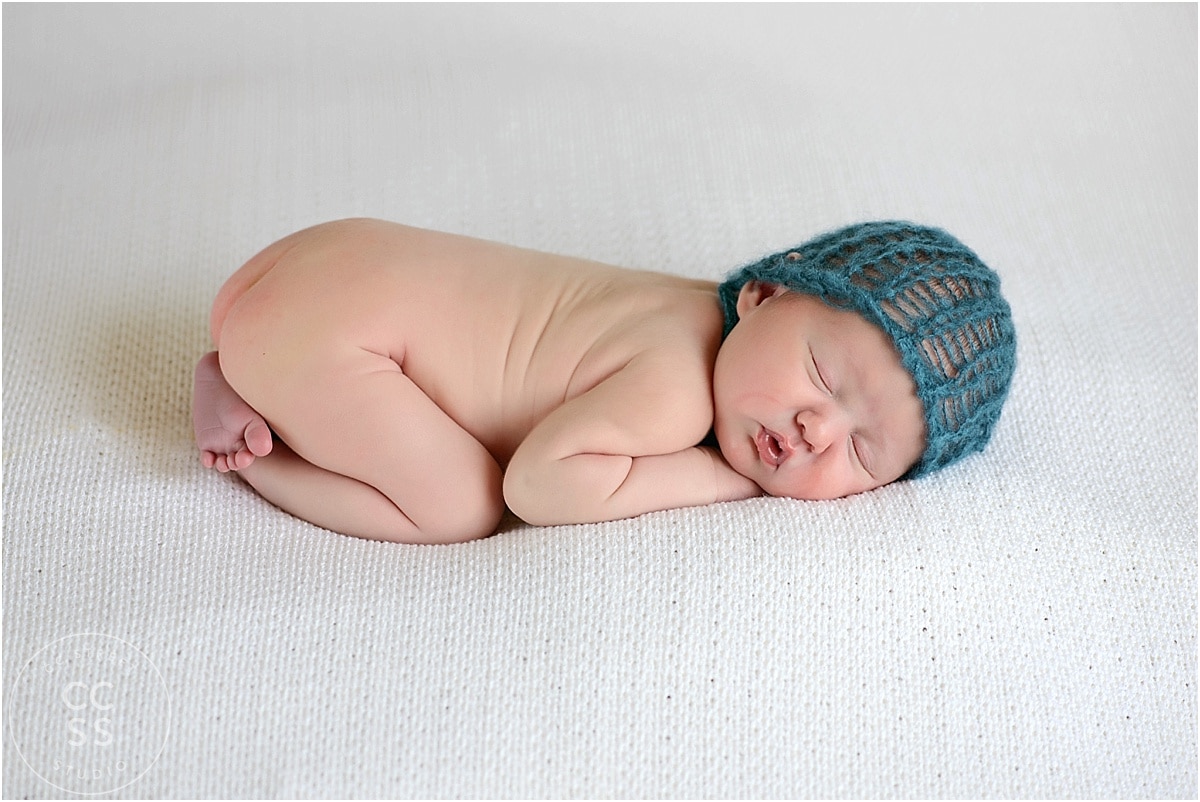 newborn-baby-posing